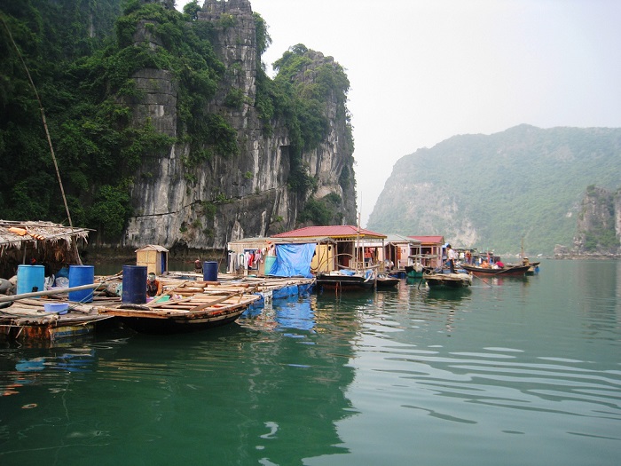 bai tu long bay vung vieng fishing village